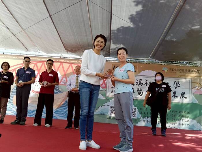 【系友榮譽】賀~本系第一屆碩士班系友李語婕榮獲南投縣114年度社區大學教育薪傳獎。圖片